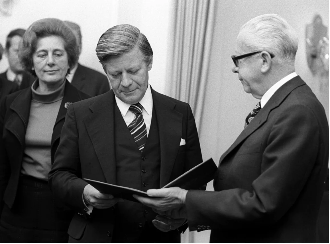 Soru 70 için görsel: 1974 yılında Federal Cumhurbaşkanı Gustav Heinemann, Helmut Schmidt'e Federal Şansölye olarak atanma belgesini veriyor. Federal Cumhurbaşkanı'nın görevleri arasında hangisi vardır?