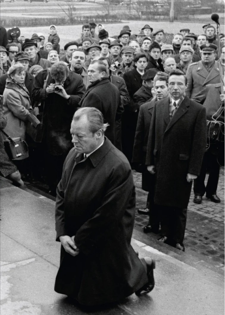 Soru 181 için görsel: Willy Brandt 1970'te Varşova'daki eski Yahudi gettosunda diz çökerek ne ifade etmek istedi?