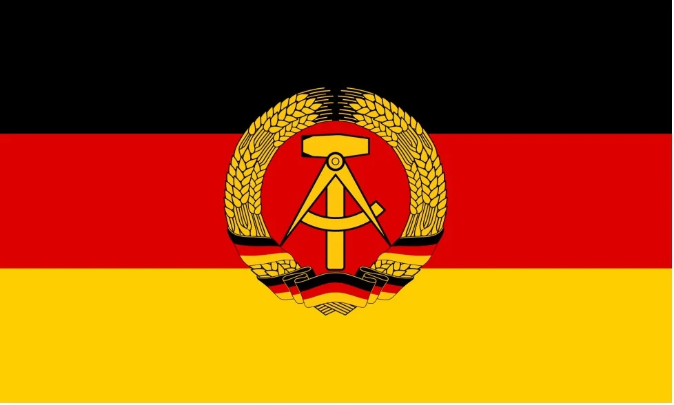 Abbildung zu Frage 187: Welcher deutsche Staat hatte eine schwarz-rot-goldene Flagge mit Hammer, Zirkel und Ährenkranz?
